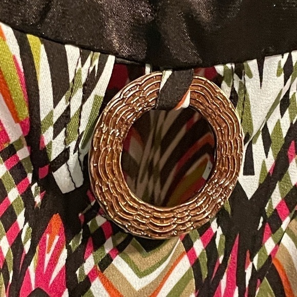 BOHO style shell with detailed neckline. - Picture 3 of 7